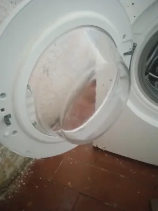 Lavadora blanca con fallo en puerta sería canviarl