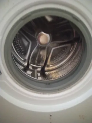 Lavadora blanca con fallo en puerta sería canviarl