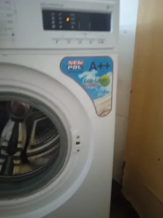 Lavadora blanca con fallo en puerta sería canviarl