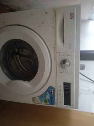 Lavadora blanca con fallo en puerta sería canviarl