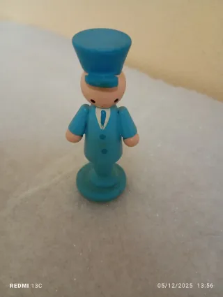 Personaggio in legno blu cappello