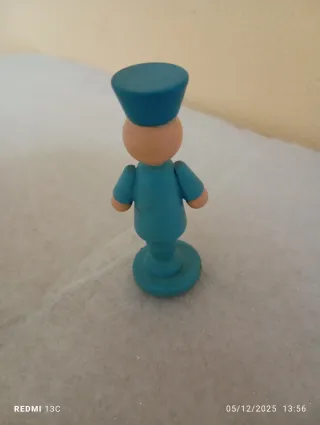 Personaggio in legno blu cappello