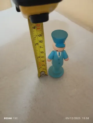 Personaggio in legno blu cappello