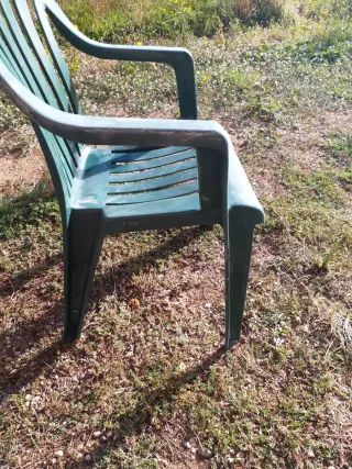 4 Sillas de Plástico Verdes