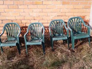4 Sillas de Plástico Verdes
