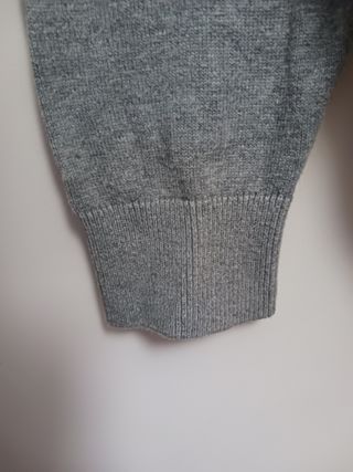 Jersey Kiabi bicolor granate y gris Talla M