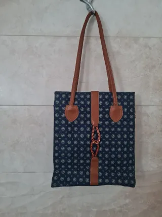 Bolso azul y marrón