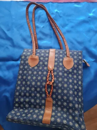 Bolso azul y marrón