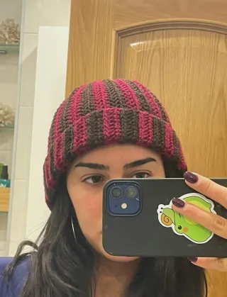 Gorro de rayas burdeos y marrón