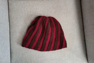 Gorro de rayas burdeos y marrón