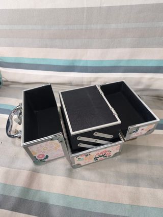 Maletín de maquillaje con flores