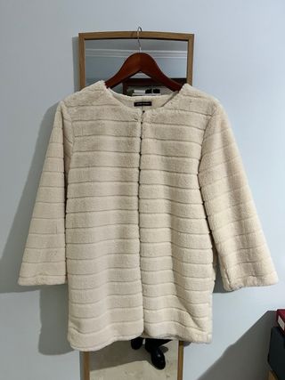 Abrigo beige de pelo sintético