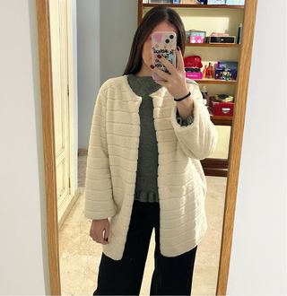 Abrigo beige de pelo sintético