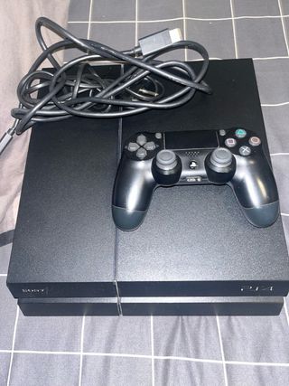 PS4 (PlayStation 4) Negra + Mando y Juego