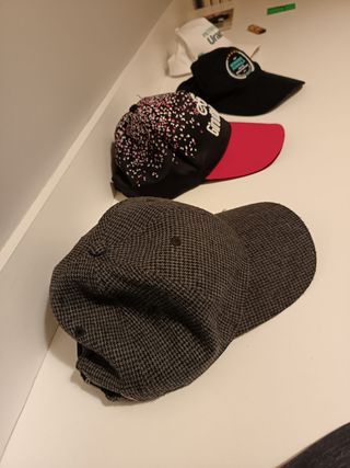 Cappellini grigio e rosa