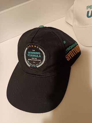 Cappellini grigio e rosa