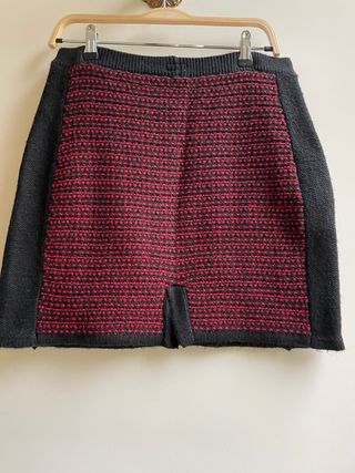 Falda de punto roja y negra