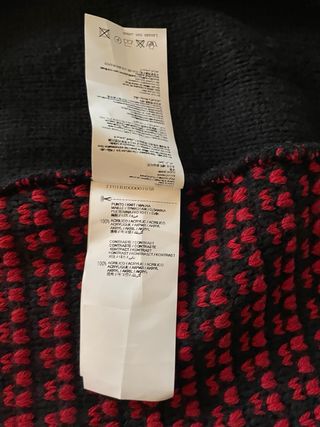 Falda de punto roja y negra