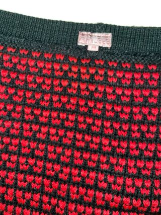 Falda de punto roja y negra