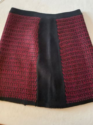 Falda de punto roja y negra