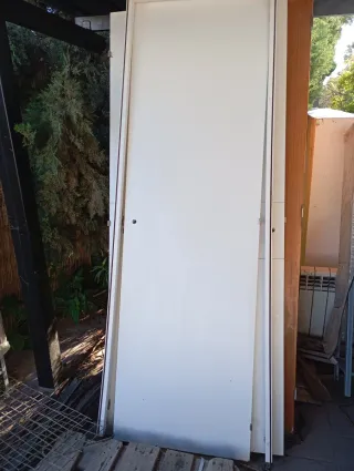 Puerta blanca con marco 62.5