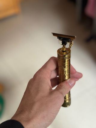 Máquina de afeitar/cortar pelo dorada