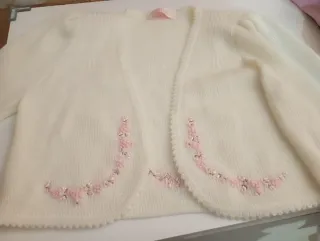 Chaqueta de fiesta blanca con flores rosas