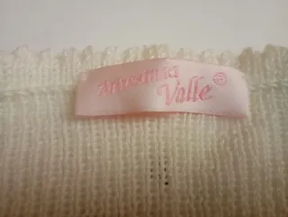 Chaqueta de fiesta blanca con flores rosas