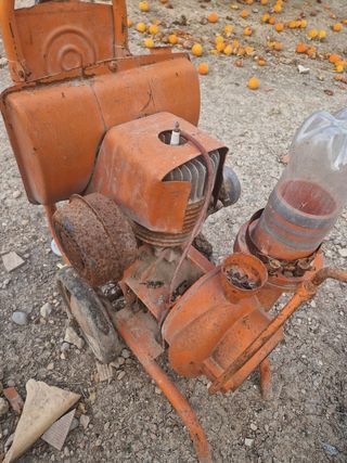 Bomba de agua naranja