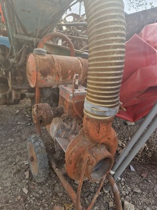 Bomba de agua naranja