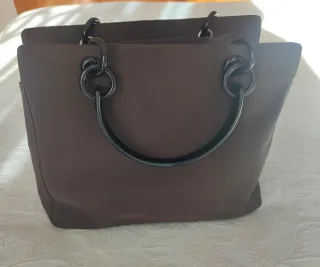 Bolso marrón con asas de aro