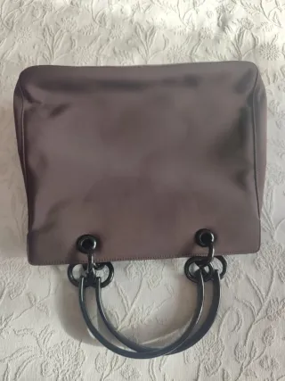 Bolso marrón con asas de aro
