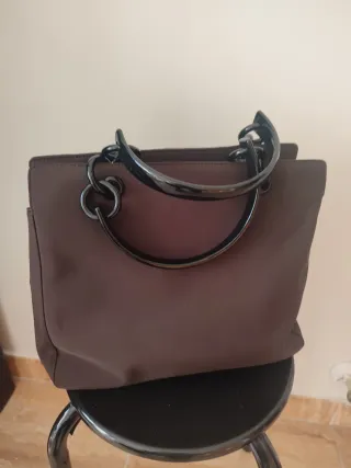 Bolso marrón con asas de aro