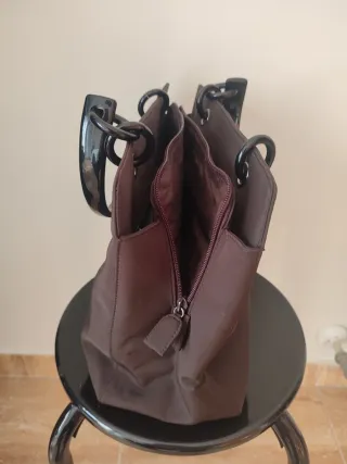 Bolso marrón con asas de aro