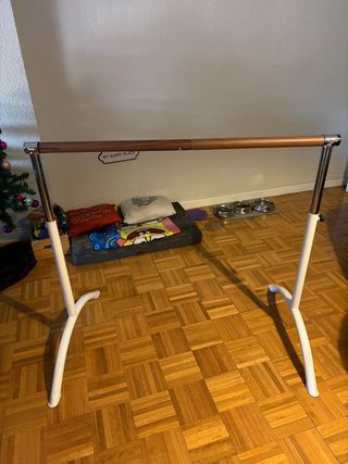 Barra de ballet portátil con altura regulable.