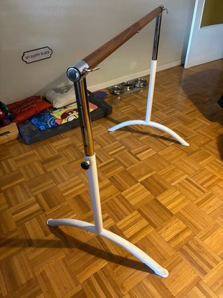 Barra de ballet portátil con altura regulable.