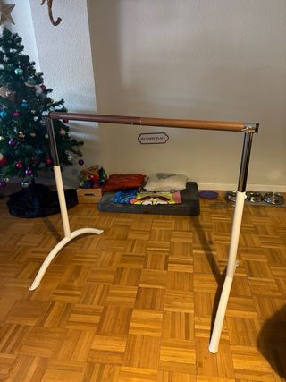 Barra de ballet portátil con altura regulable.