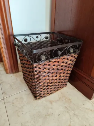 Papelera artesanal cuadrada de mimbre y metal.