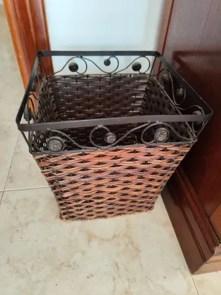 Papelera artesanal cuadrada de mimbre y metal.
