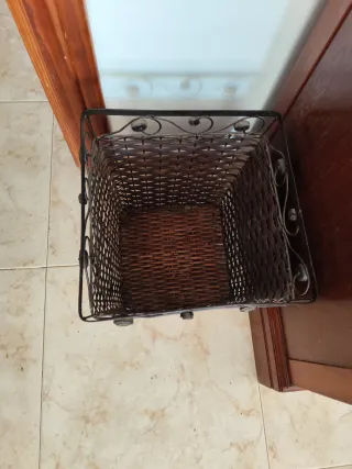 Papelera artesanal cuadrada de mimbre y metal.