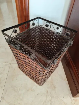 Papelera artesanal cuadrada de mimbre y metal.