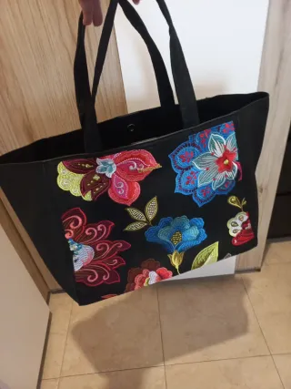 Bolso negro mujer bordado flores