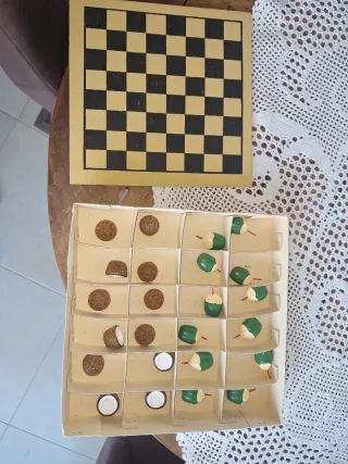 Juego de mesa Damas con figuras de coco