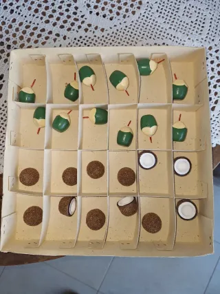 Juego de mesa Damas con figuras de coco