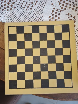 Juego de mesa Damas con figuras de coco