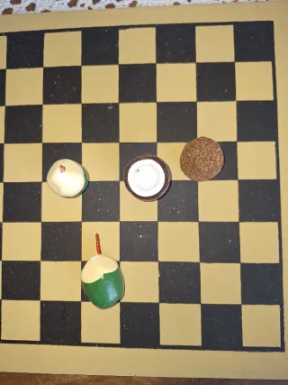 Juego de mesa Damas con figuras de coco