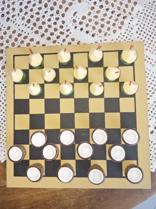 Juego de mesa Damas con figuras de coco