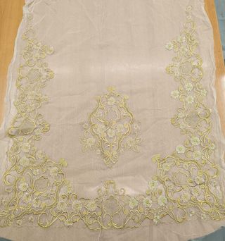 Delantal fallera tul y seda bordado oro sin lent.