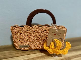 bolso tejido a mano con asas de madera