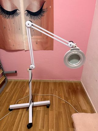 Lámpara con lupa y luz extensible